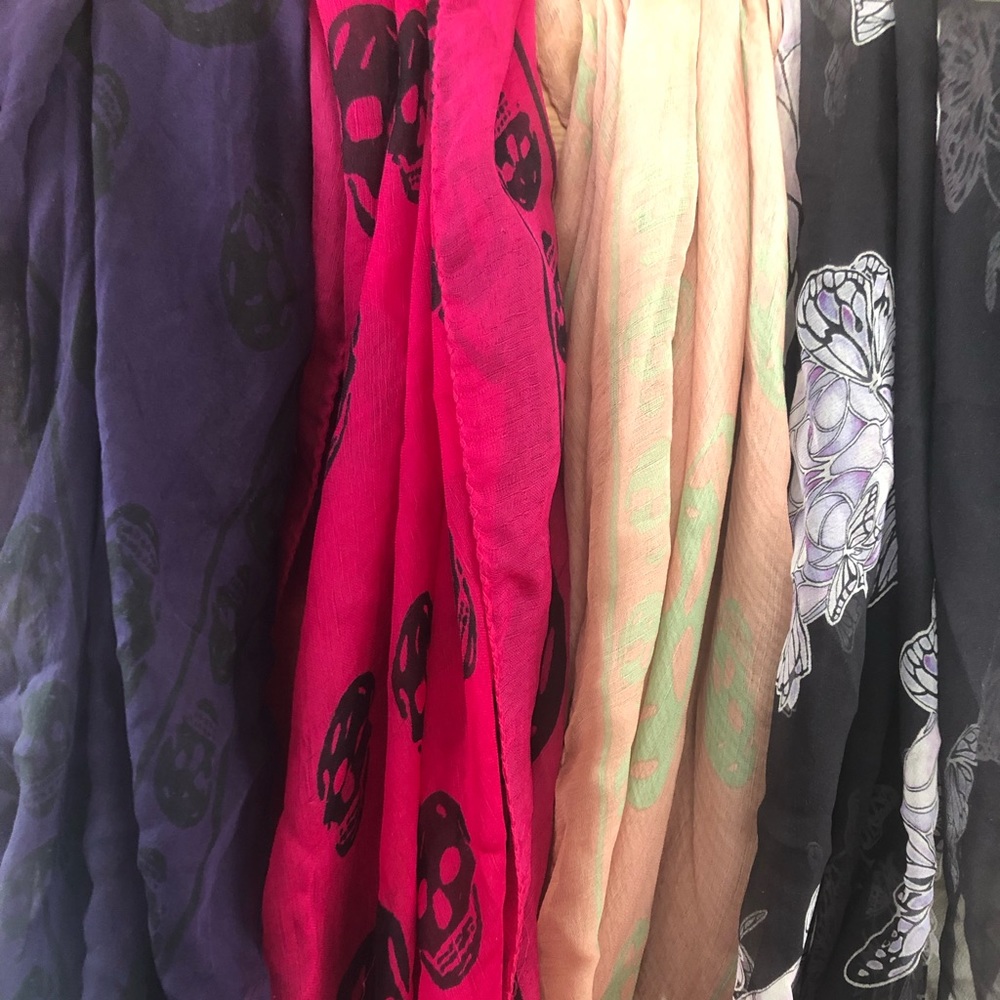 Alexander McQueen Scarf-purple with black skulls